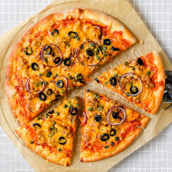 Tuna pizza